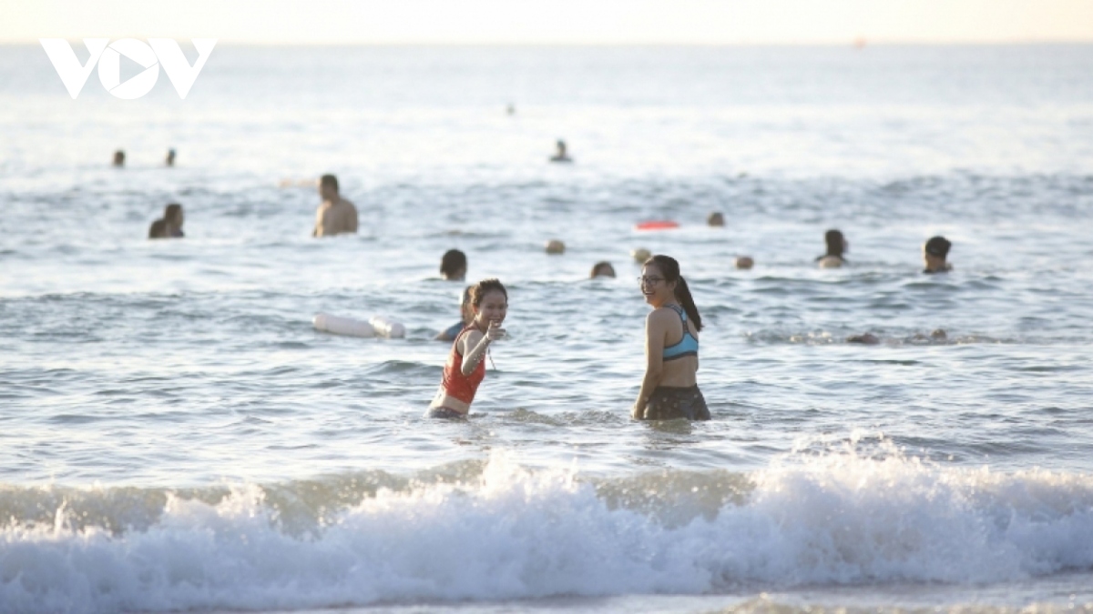 Da Nang resumes beach services as social distancing rules are eased